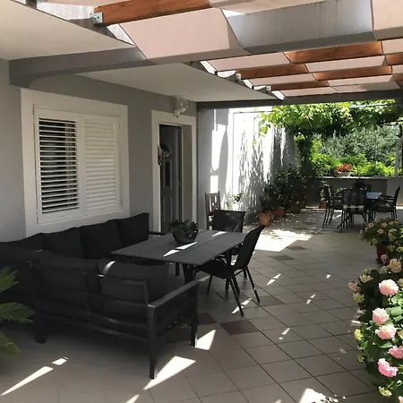 Paradise-lopar Apartment